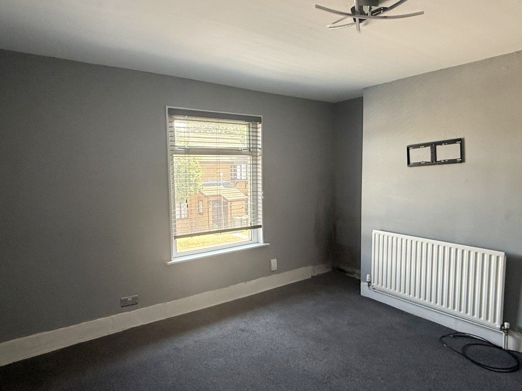 Lot: 5 - END-TERRACE HOUSE IN NEED OF IMPROVEMENT - Bedroom 1 in House in need of refurbishment